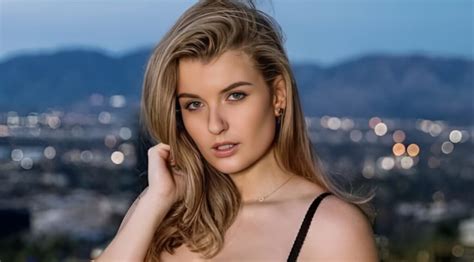 mia melano body|Mia Melano Wiki, Age, Height, Boyfriend, Family,。